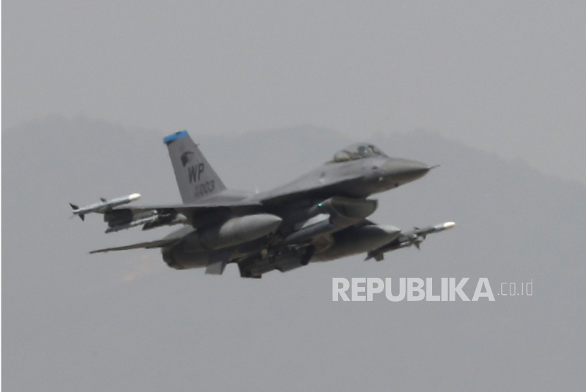  Sebuah jet tempur F-16 Angkatan Udara AS lepas landas (ilustrasi).