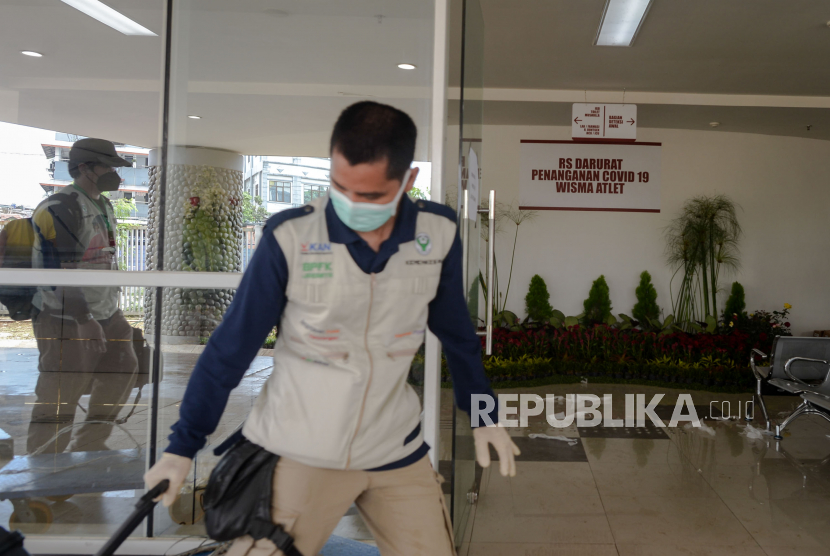 Suasana di RS Darurat Covid-19 Kompleks Wisma Atlet di Kemayoran, Jakarta, Ahad (22/3). Pemerintah menyiapkan sebanyak 2.500 kamar tidur di tower enam dan tujuh Wisma Atlet yang akan digunakan sebagai RS Darurat Covid-19 untuk menangani pasien Covid-19.