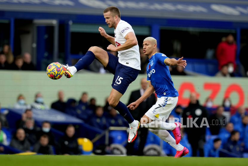 Richarlison (kanan) dari Everton beraksi melawan Eric Dier dari Tottenham selama pertandingan sepak bola Liga Premier Inggris antara Everton dan Tottenham Hotspur di Liverpool, Inggris, Ahad (7/11)..