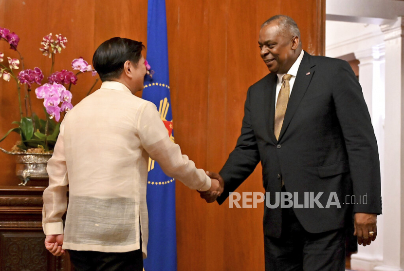  Menteri Pertahanan A.S. Lloyd James Austin III (kanan) berjabat tangan dengan Presiden Filipina Ferdinand Marcos Jr. pada kunjungan kehormatan di Istana Malacanang di Manila, Filipina, Kamis (2/2/2023).