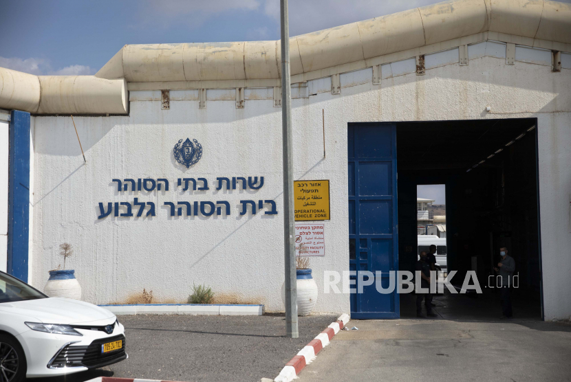  Pintu masuk ke penjara Gilboa, salah satu penjara di Israel utara, Senin, 6 September 2021. 