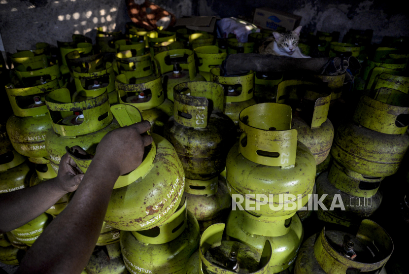Pekerja merapikan gas elpiji tiga kilogram, (ilustrasi). Program One Village One Outlet (OVOO) yang diinisiasi Pertamina telah mempercepat penyebaran outlet LPG 3 Kg hingga ke wilayah perdesaan di seluruh Indonesia. 