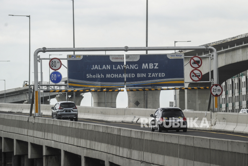 Kendaraan melintas menuju Jalan Layang Mohammed Bin Zayed (MBZ) Cikampek kilometer 10 yang telah dibuka kembali di Bekasi, Jawa Barat, Kamis (28/4/2022). 