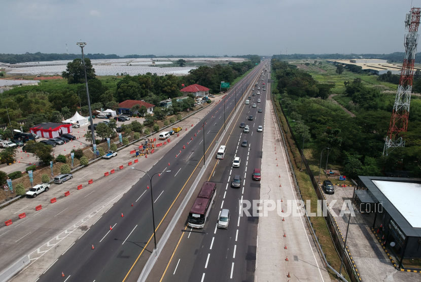 Sejumlah kendaraan pemudik melitasi Gerbang Tol Cikampek Utama, Jawa Barat, Senin (8/4/2024).