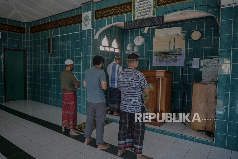 (ILUSTRASI) Warga beribadah di masjid.