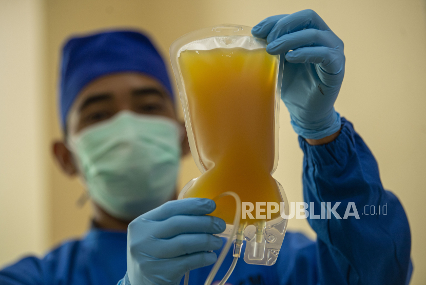 Petugas PMI DKI Jakarta menunjukkan kantong berisi plasma konvalesen dari penyintas COVID-19 di Jakarta, Selasa (19/1/2021). Pemerintah mencanangkan donasi plasma konvalesen sebagai gerakan nasional untuk membantu pasien yang masih berjuang untuk sembuh dari COVID-19. 