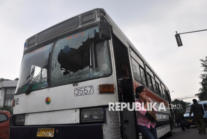 Bus yang  rusak akibat awuran pelajar di kawasan Matraman, Jakarta Timur. (ilustrasi)