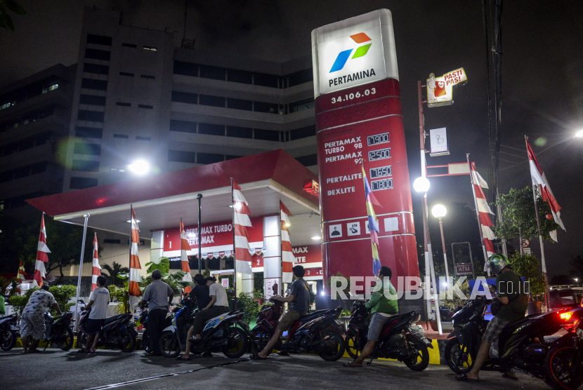 Pengendara motor mengantre untuk mengisi bensin Pertalite di Jakarta (ilustrasi)