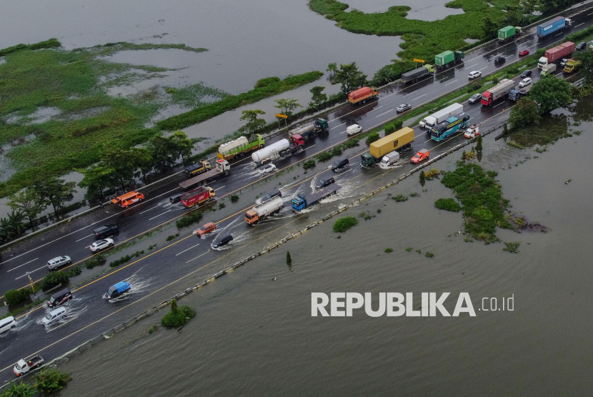 Ruas Tol Tangerang-Merak KM 50 Terendam Banjir, Arus Lalin Tersendat