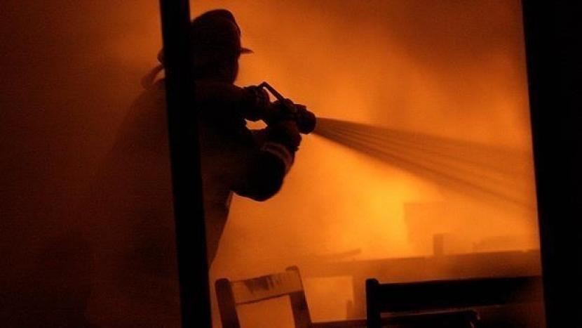 Setidaknya empat petugas pemadam kebakaran tewas dan puluhan lainnya terluka ketika sebuah bangunan runtuh setelah kebakaran besar di kota Karachi
