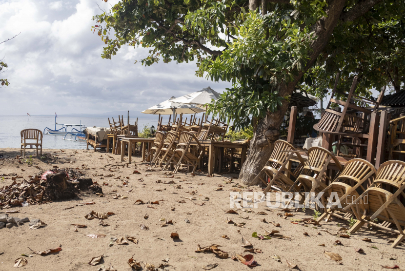 Pemandangan restoran pantai tertutup di Sanur, Bali, Indonesia, 09 Juni 2021. Pemerintah Indonesia telah merencanakan untuk membuka kembali pulau resor Bali untuk turis asing pada akhir Juli 2021.
