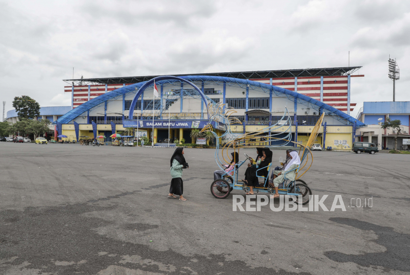 Warga beraktivitas di kawasan Stadion Kanjuruhan di Malang, Jawa Timur.