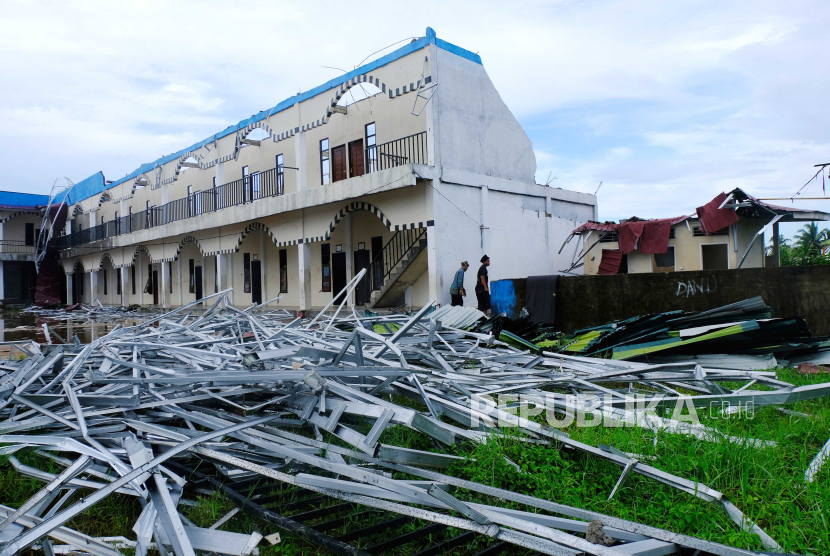 Suasana Pondok Pesantren Al Dakwah Madinatul Quran yang rusak diterjang angin puting beliung di Kecamatan Sungai Kakap, Kabupaten Kubu Raya, Kalimantan Barat, Rabu (18/10/2023). Angin puting beliung yang terjadi selama sekitar lima menit pada Selasa (17/10) itu mengakibatkan sejumlah ruang belajar, asrama santriwati, koperasi dan kamar mandi di ponpes tersebut rusak berat. 