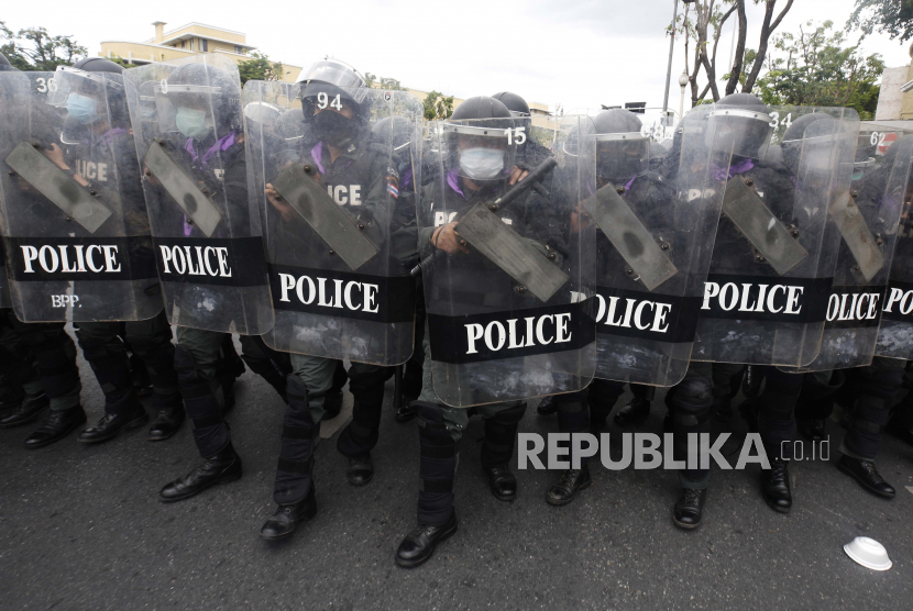 Petugas polisi anti huru hara melindungi diri saat berhadapan dengan pengunjuk rasa anti-pemerintah selama rapat umum di dekat Monumen Demokrasi di Bangkok, Thailand, 07 Agustus 2021. 