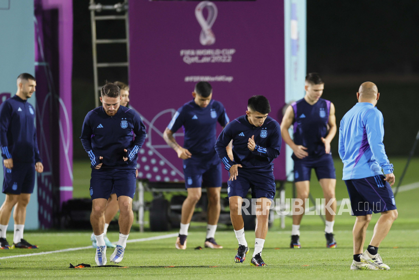  Para pemain timnas Argentina menghadiri sesi latihan timnya di Doha, Qatar, 12 Desember 2022. Argentina akan menghadapi Kroasia dalam pertandingan sepak bola semifinal Piala Dunia FIFA 2022 pada 13 Desember 2022.
