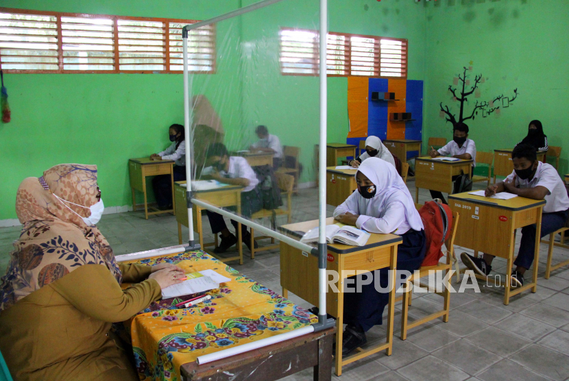 Suasana kegiatan belajar mengajar di Sekolah Menengah Pertama (SMP) Negeri. Sekolah-sekolah di Tasikmalaya masih belum diizinkan menggelar kegiatan belajar mengajar (KBM) tatap muka.