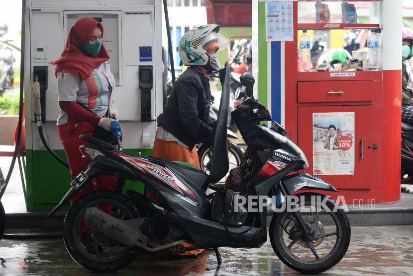 Petugas SPBU mengisi bahan bakar minyak (BBM) nonsubsidi di SPBU Kuningan, Jakarta.