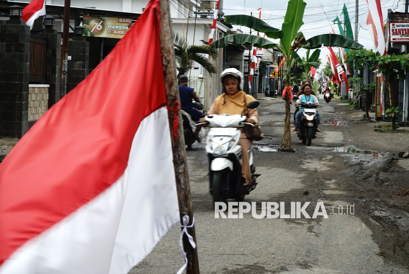 Tak Kunjung Diperbaiki, Warga Tulungagung Tanam Pohon Pisang di Jalan Berlubang