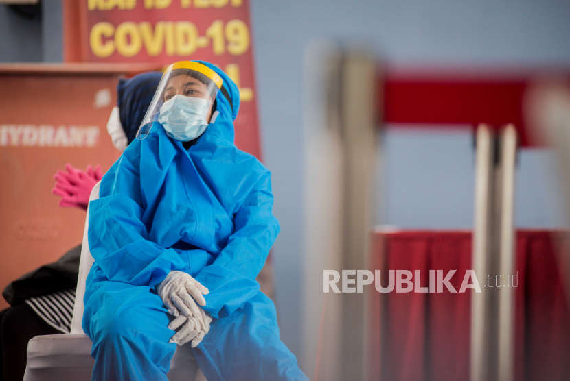 Petugas Medis beristirahat disela-sela rapid test massal di Depok, Jawa Barat, Jumat (22/5). Ilustrasi