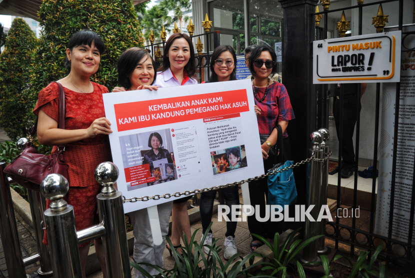 Ketua Umum Moeldoko Center Trisya Suherman (tengah) bersama Para Ibu dan korban penculikan anak oleh orang tua kandung bersiap masuk ke posko layanan Lapor Mas Wapres di Istana Wapres, Jakarta, Selasa (11/2/2024). Para Ibu dan korban penculikan anak oleh orang tua kandung tersebut menuntut keadilan dan perlindungan hukum atas ketidakadilan yang mereka alami, khususnya penerapan Putusan MK tentang pasal 330 tentang Parental Abduction. Para ibu yang mengalami kasus ini pun melakukan aduan kepada Wakil Presiden melalui Lapor Mas Wapres dan berharap Wapres akan terketuk hatinya dan membantu para Ibu-ibu ini untuk segera memeluk buah hati yang mereka lahirkan, kembali dengan segera. Parental abduction adalah tindakan penculikan yang dilakukan oleh orang tua kandung, biasanya ini terjadi ketika kedua orang tua sedang dalam hubungan yang tidak baik atau dalam proses perpisahan.