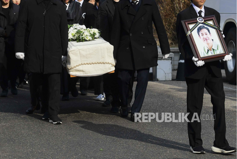 Proses pemakaman aktor Korea Selatan Lee Sun-kyun. Media Dispatch mengungkap dugaan bahwa Lee Sun-kyun menjadi domba kurban polisi Korea.
