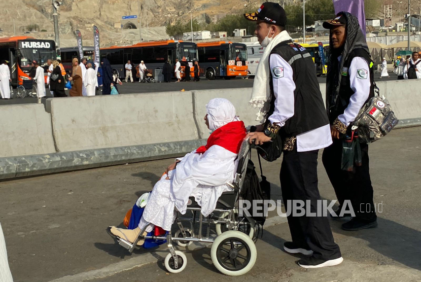 Petugas mendorong calon jamaah haji Indonesia di kursi roda di Makkah, Jumat (24/5/2024).