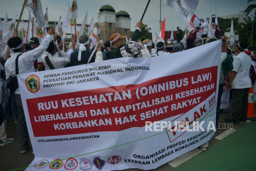 Sejumlah tenaga kesehatan dari berbagai organisasi profesi kesehatan melakukan aksi damai di depan Gedung DPR/MPR RI, Jakarta, Senin (28/11/2022). Dalam aksinya mereka menolak RUU Kesehatan (Omnibus Law) dan mendesak pimpinan DPR agar RUU ini dikeluarkan dari prolegnas prioritas. Republika/Prayogi.