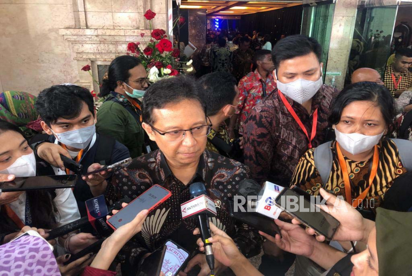 Menteri Budi Gunadi Sadikin saat mengunjungi Universal Health Coverage (UHC) Award di Jakarta, Selasa (14/3/2023). Dalam kesempatan ini, Budi membebaskan masyarakat memakai masker atau tidak di transportasi umum. (ilustrasi)