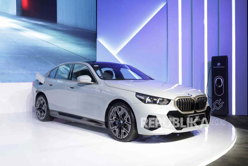 BMW Group Indonesia resmi meluncurkan sedan listrik terbaru dari BMW Seri 5, i5 di Indonesia. 