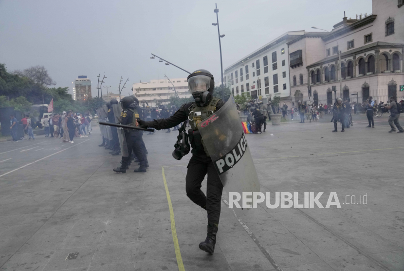Riot police charge anti-government protesters who traveled to the capital from across the country, during a march against Peruvian President Dina Boluarte in Lima, Peru, Wednesday, Jan. 18, 2023. Protesters are seeking immediate elections, Boluarte
