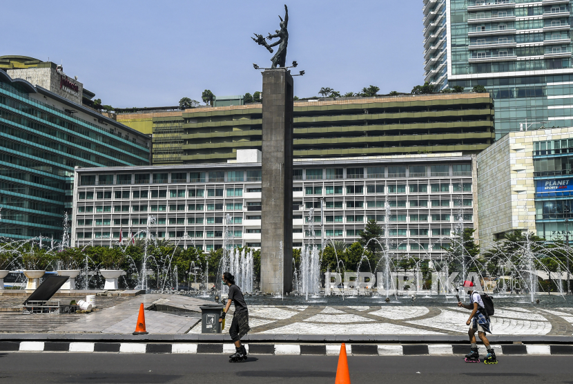 Warga berolahraga di kawasan Bunderan Hotel Indonesia, Jakarta, Ahad (11/10/2020). Sebagian warga tetap berolah raga di luar ruang di tengah Pembatasan Sosial Berskala Besar (PSBB) tahap 2 Jakarta demi menjaga kebugaran mereka selama pandemi COVID-19. 