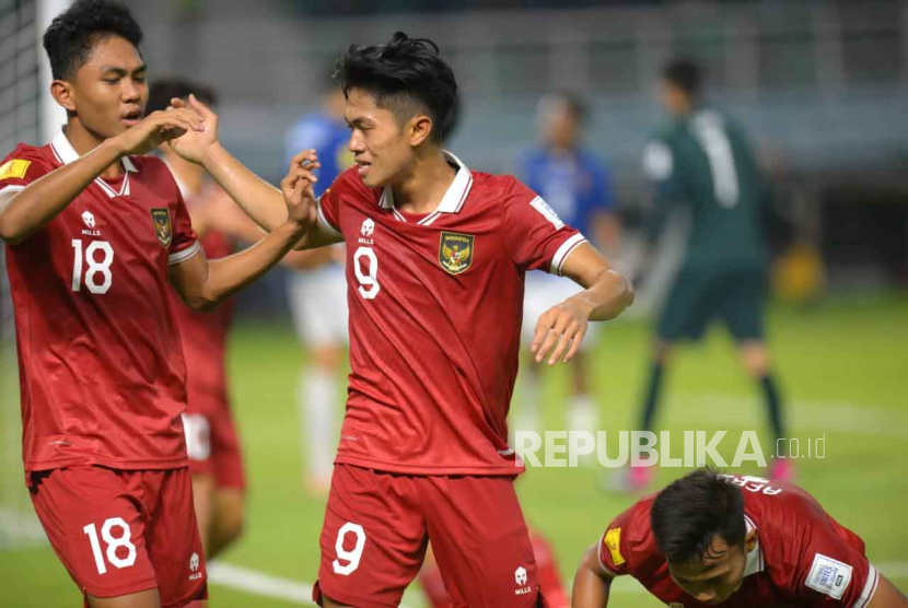 Selebrasi pemain timnas Indonesia U-17 usai Arkhan Kaka menjebol gawang timnas Ekuador U-17 pada laga Grup A Piala Dunia U-17 2023 di Stadion GBT, Surabaya, Jawa Timur, Jumat (10/11/2023).
