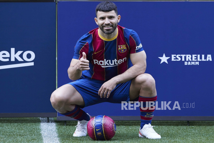Striker Argentina Sergio Kun Aguero berpose untuk fotografer selama presentasinya sebagai pemain baru FC Barcelona di stadion Camp Nou di Barcelona, ??Catalonia, Spanyol, 31 Mei 2021.