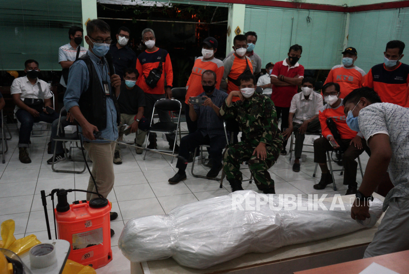 Petugas melakukan simulasi pemulasaraan jenazah pasien COVID-19 di Kecamatan Danurejan, Yogyakarta. Satuan Tugas (Satgas) Penanganan Covid-19 DIY melaporkan tambahan kasus terkonfirmasi positif sebesar 1.175 kasus pada 19 Agustus ini. Tambahan tersebut naik cukup signifikan setelah sehari sebelumnya sempat turun di angka 634 kasus.