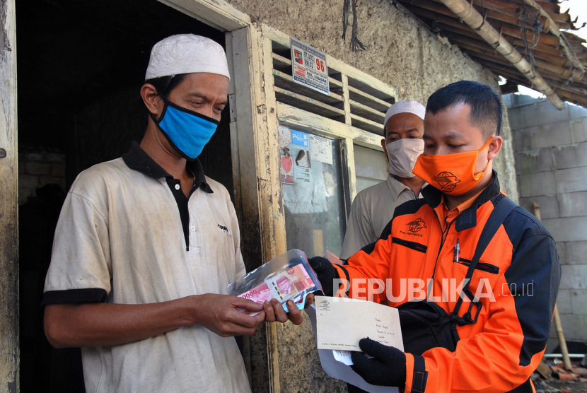 Bantuan Tunai Rp 600 Ribu Mulai Dibagikan di Bodetabek. Petugas Pos Indonesia menyerahkan bantuan sosial tunai kepada Keluarga Penerima Manfaat (KPM) di Kampung Pabuaran Cibadak RT 02/03 Kelurahan Cibadak, Tanah Sareal, Kota Bogor, Jawa Barat, Rabu (22/4/2020). Kemensos serentak menyalurkan bantuan sosial tunai dengan jumlah Rp 600 ribu untuk periode bulan April hingga Juni 2020 di tiga wilayah yaitu Kota Bogor, Tangerang dan Bekasi sebagai salah satu jaring pengaman sosial yang disiapkan pemerintah dalam rangka penanganan dampak Covid-19 bagi masyarakat dengan total anggaran Rp16,2 triliun untuk 9 juta KPM di seluruh Indonesia dan Jabodetabek