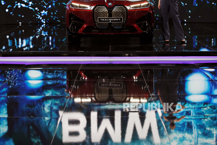  Model menghadirkan mobil listrik BMW iX all-new saat tercermin di lantai di Thailand International Motor Expo 2021 ke-38 di Bangkok, Thailand, 30 November 2021.