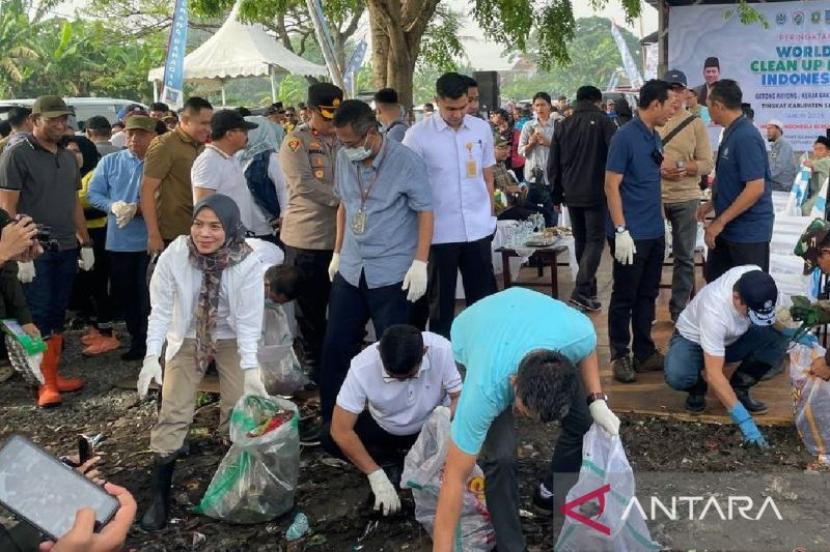 Bupati Serang minta desa kelola sampah secara mandiri.