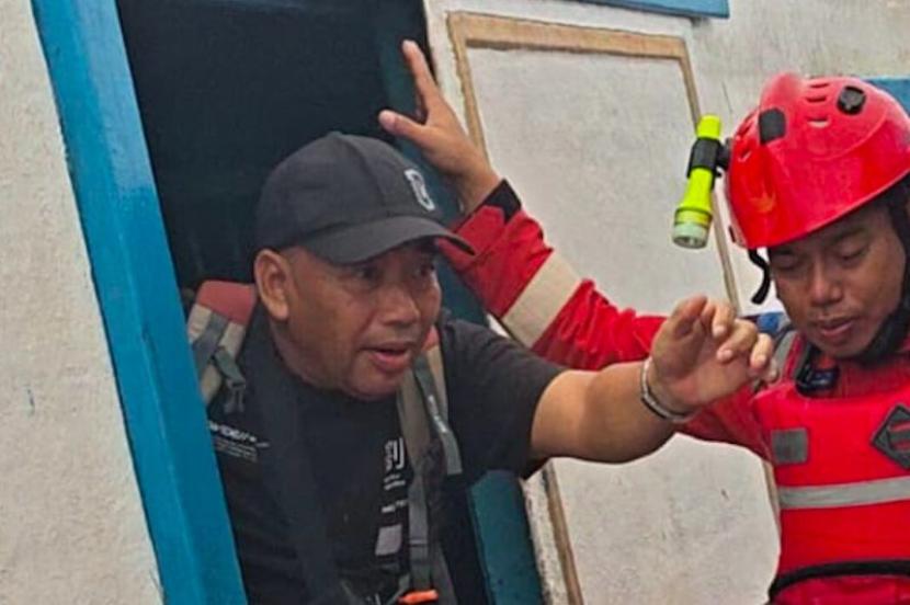 Petugas lakukan evakuasi penumpang kapal yang mati mesin di Pulau Pari.