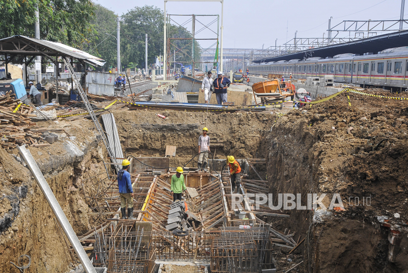 Sejumlah pekerja menyelesaikan proyek revitaliasi Stasiun Bekasi, Jawa Barat, Selasa (18/8/2020). Menurut data Direktorat Jenderal Perkeretaapian, revitalisasi stasiun Bekasi yang menjadi bagian dari pembangunan jalur dwi ganda (Double-Double Track/DDT) Mangggarai-Cikarang telah mencapai 44 persen dan ditargetkan selesai pada tahun 2021. 