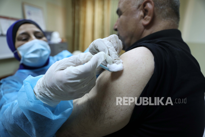 Pekerja medis Palestina menerima vaksin Pfizer-BioNTecha melawan covid19 di Pusat Medis Palestina di kota Dura, Tepi Barat, 10 Juni 2021. Menurut Menteri Kesehatan Palestina Mai Alkaila 404.142 orang divaksinasi di Tepi Barat dan Jalur Gaza. Otoritas Palestina Perketat Aturan Covid-19