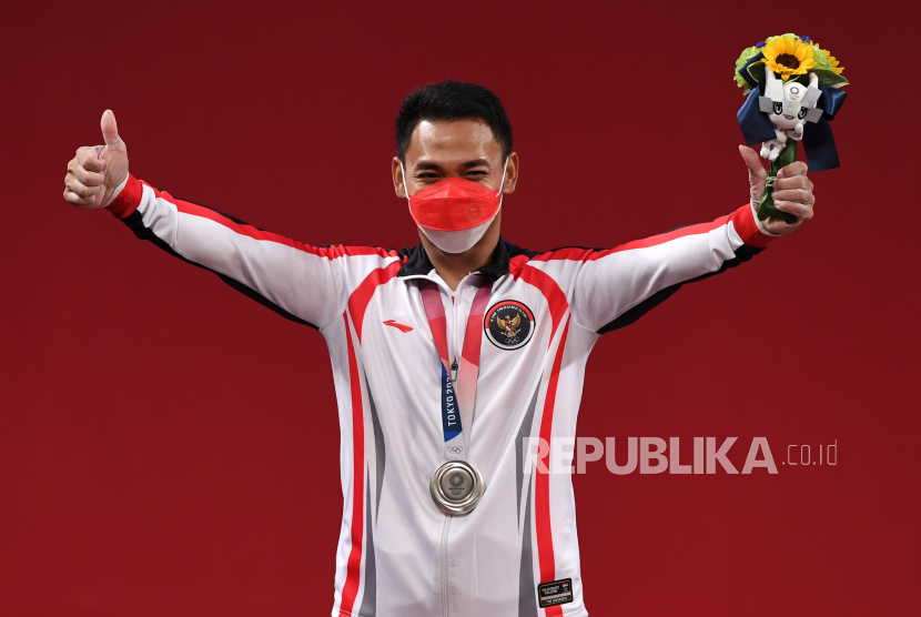 Selebrasi lifter Indonesia Eko Yuli Irawan sesuai meraih medali perak kelas 61 kg Putra Grup A Olimpiade Tokyo 2020.