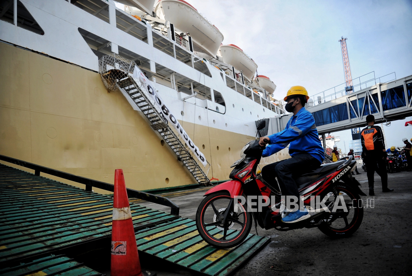 Petugas menaikan kendaraan motor milik pemudik ke dalam Kapal KM Dobonsolo di Terminal Penumpang Tanjung Priok, Jakarta (ilustrasi).