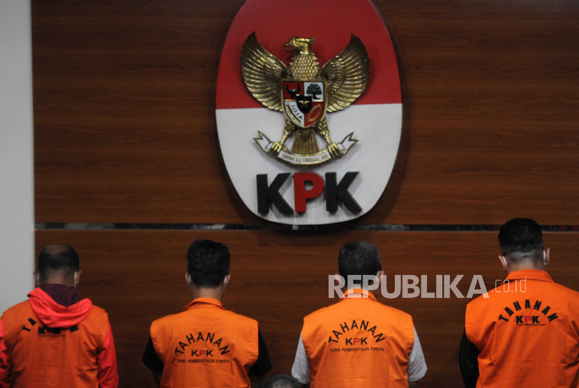 Wali Kota Bandung Yana Mulyana (kedua kanan) beserta tersangka lainnya memakai rompi tahanan saat dihadirkan pada konferensi pers di Gedung Merah Putih KPK, Jakarta Selatan, Ahad (16/4/2023). 