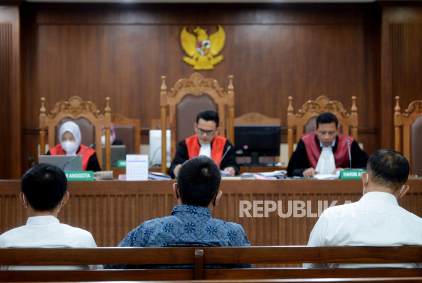 Tiga terdakwa kasus dugaan korupsi proyek penyediaan menara base transceiver station (BTS) 4G dan infrastuktur pendukung 1, 2, 3, 4, dan 5 Bakti Kementerian Komunikasi dan Informatika (kominfo) tahun 2020-2022 yaitu Galumbang Menak Simanjuntak (kiri), Mukti Ali (tengah) dan Irwan Hermawan (kanan) menjalani sidang di Pengadilan Tipikor, Jakarta, Selasa (4/7/2023). Sidang tersebut beragendakan pembacaan dakwaan oleh Jaksa Penuntut Umum (JPU).