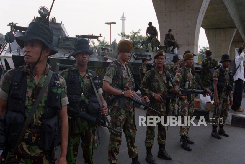 TNI menjaga dan mengawal Mahasiswa se-Jakarta, Bogor, Tangerang, dan Bekasi yang mendatangi Gedung MPR/DPR untuk Demonstrasi. (Ilustrasi)