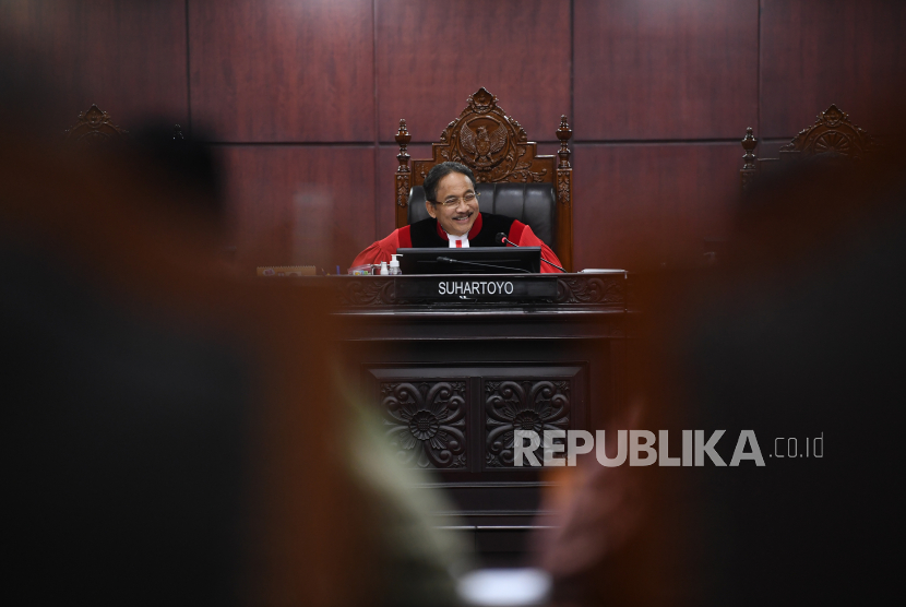 Ketua Hakim Konstitusi Suhartoyo. Kuasa hukum KPU meminta MK untuk menolak permohonan caleg Gerindra dari Jabar.