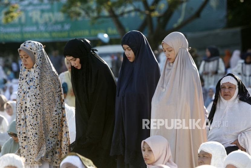  Umat Islam melaksanakan sholat Idul Fitri di Banda Aceh, Sabtu (22/4/2023). Hadits-Hadits tentang Sholat Berjamaah Bagi Wanita