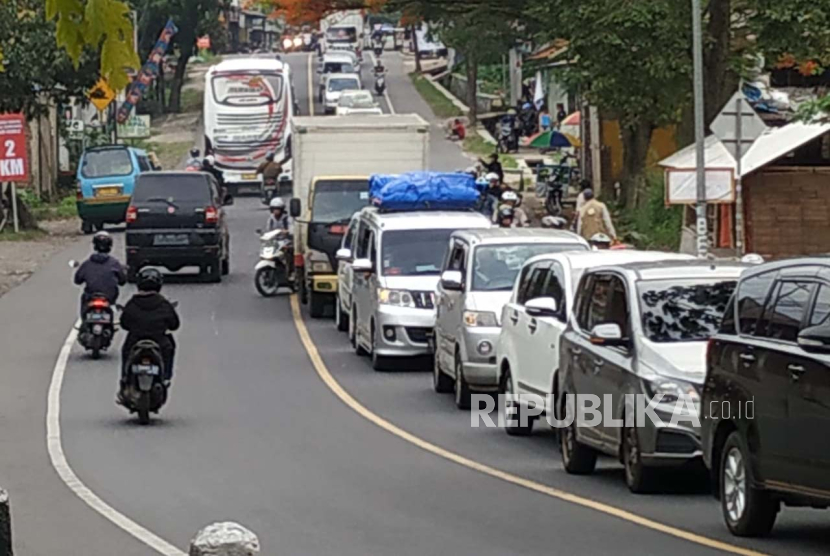 Lalu lintas padat merayap di daerah Limbangan, Kabupaten Garut, Jawa Barat.