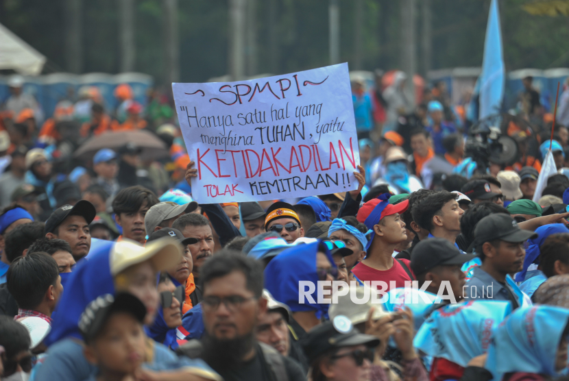 Massa dari berbagai elemen buruh memadati kawasan Monumen Nasional (Monas) saat memperingati Hari Buruh Internasional di Jakarta, Kamis (1/5/2025). Peringatan Hari Buruh Internasional yang diperingati setiap 1 Mei tersebut kali ini dihadiri oleh Presiden Prabowo Subianto beserta beberapa jajaran Menteri dan pejabat lainnya. Prabowo menyampaikan pidato kebangsaan dihadapan ribuan buruh yang berkumpul di Monas. Pada kesempatannya, Prabowo berencana akan membentuk Dewan Kesejahteraan Buruh Nasional yang bakal diisi oleh tokoh dan pimpinan buruh di seluruh Indonesia. Selain itu, Prabowo juga berencana akan membentuk Satgas PHK, mempercepat pembahasan RUU PPRT, menghapus sistem outsourcing atau kerja sistem alih daya secara bertahap hingga mendukung usulan aktivis buruh Marsinah diangkat sebagai Pahlawan Nasional yang mewakili kaum buruh.