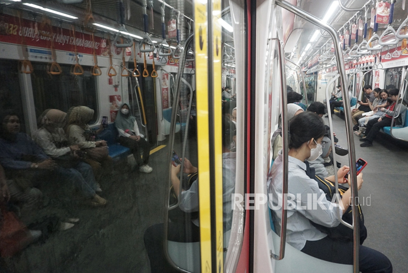 Penumpang menaiki rangkaian MRT Jakarta, Selasa (26/12/2023). 